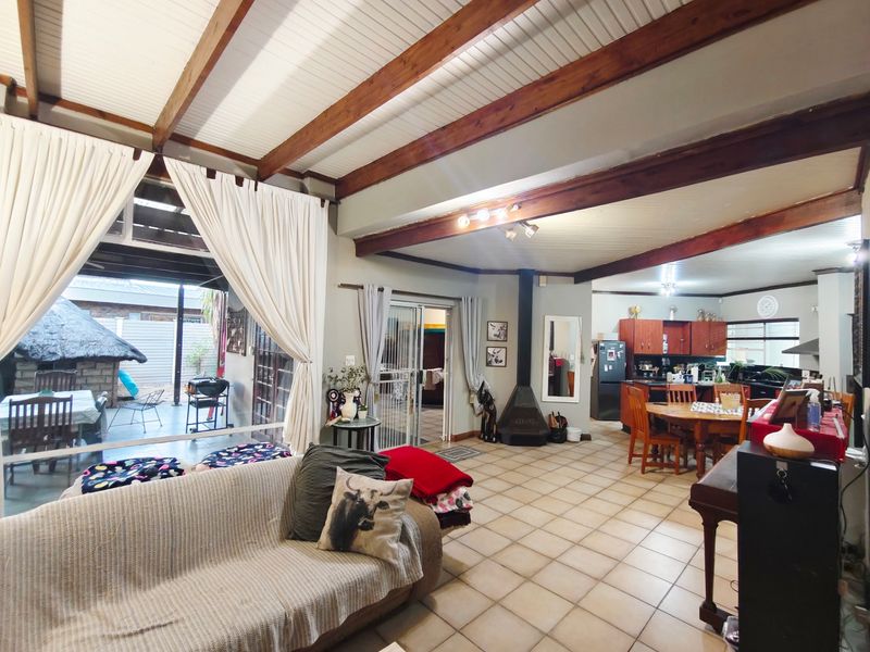 House Pending Sale In Bloemfontein - Photo 2