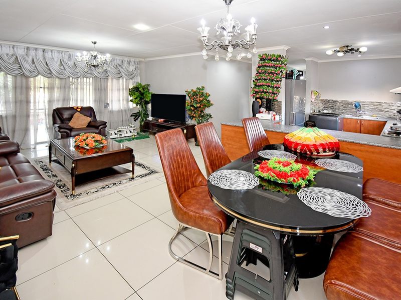 Apartment For Sale In Midrand - Photo 4