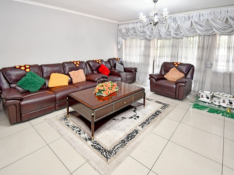 Apartment For Sale In Midrand - Photo 2