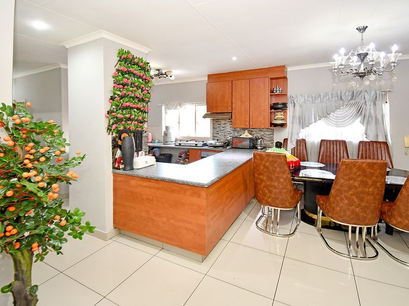 Apartment For Sale In Midrand - Photo 5