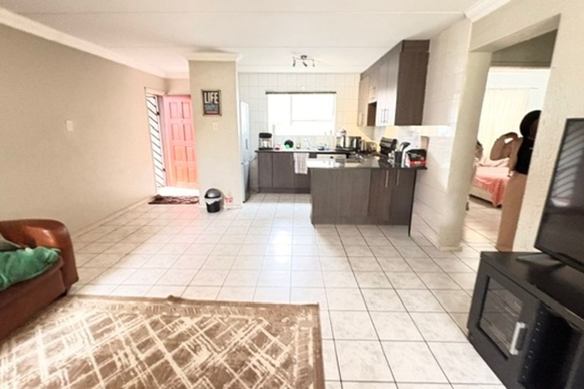 Apartment For Sale In Midrand - Photo 2