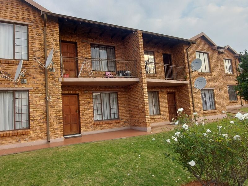 Townhouse For Sale In Kempton Park - Photo 2