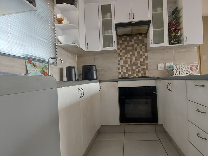 Townhouse For Sale In Kempton Park - Photo 8