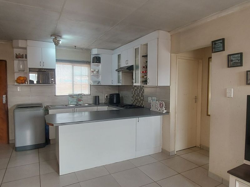 Townhouse For Sale In Kempton Park - Photo 7