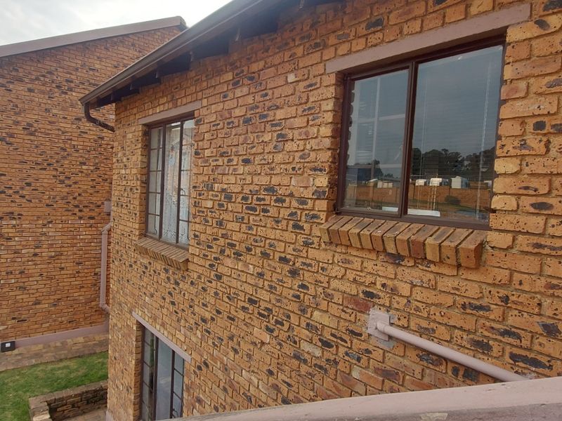 Townhouse For Sale In Kempton Park - Photo 5