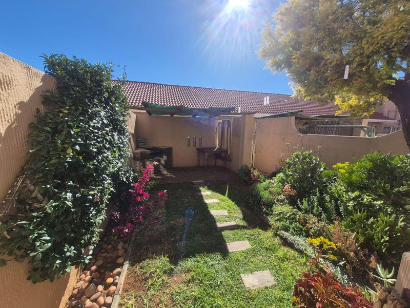 Townhouse Rental Monthly In Kempton Park - Photo 3