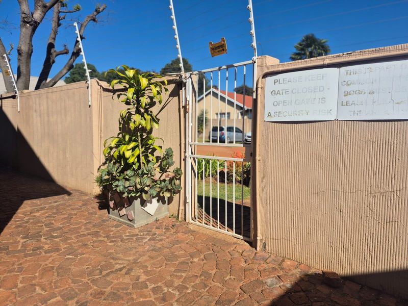 Townhouse Rental Monthly In Kempton Park - Photo 2