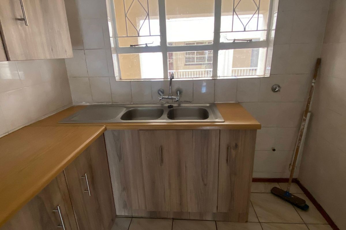 Apartment Rental Monthly In Roodepoort - Photo 3