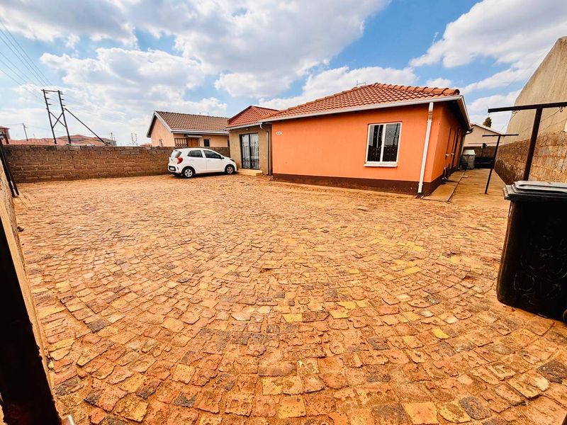 House For Sale In Soweto - Photo 1