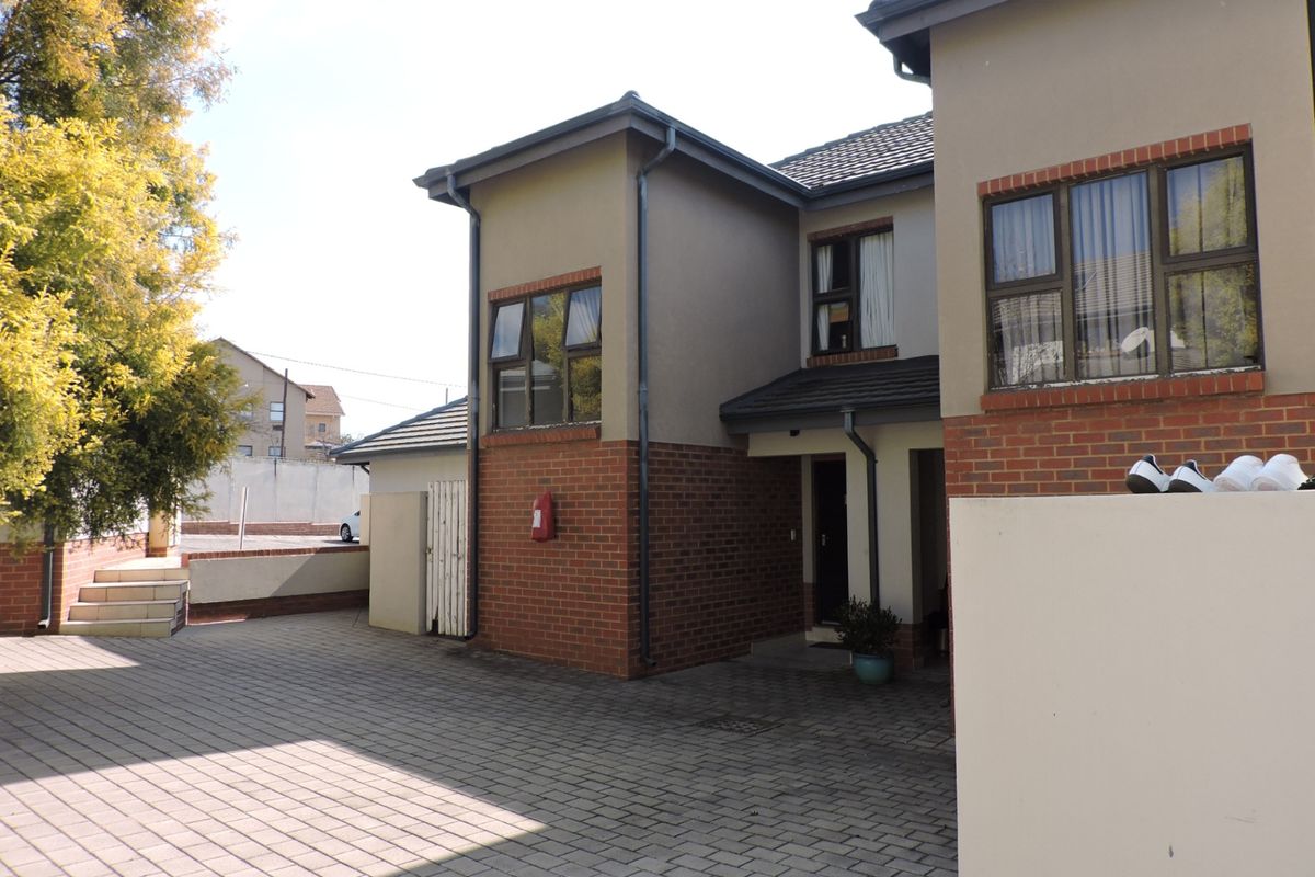 Townhouse Rental Monthly In Sandton - Photo 3