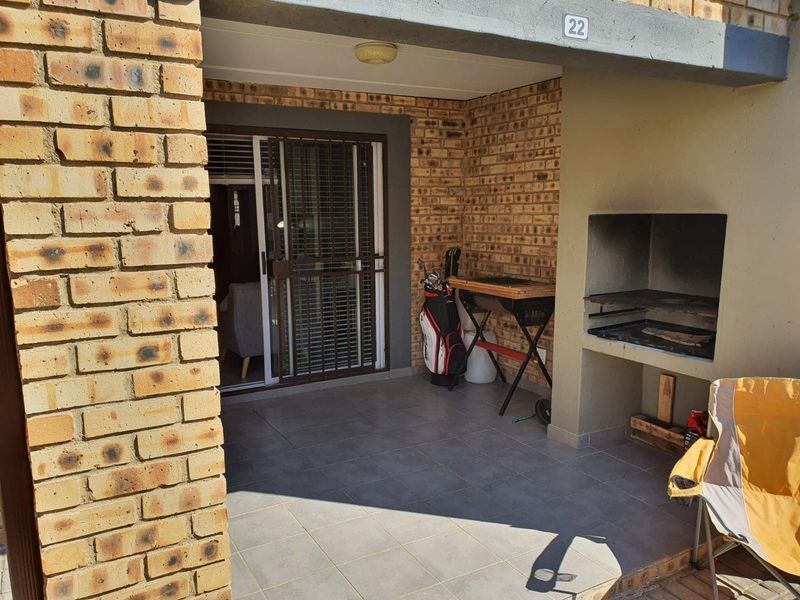 Townhouse Rental Monthly In Roodepoort - Photo 10