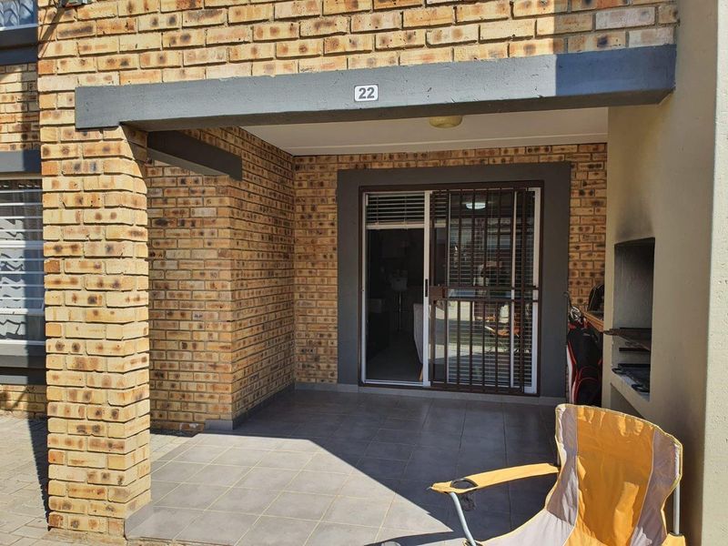 Townhouse Rental Monthly In Roodepoort - Photo 9