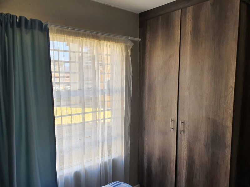 Townhouse Rental Monthly In Roodepoort - Photo 7