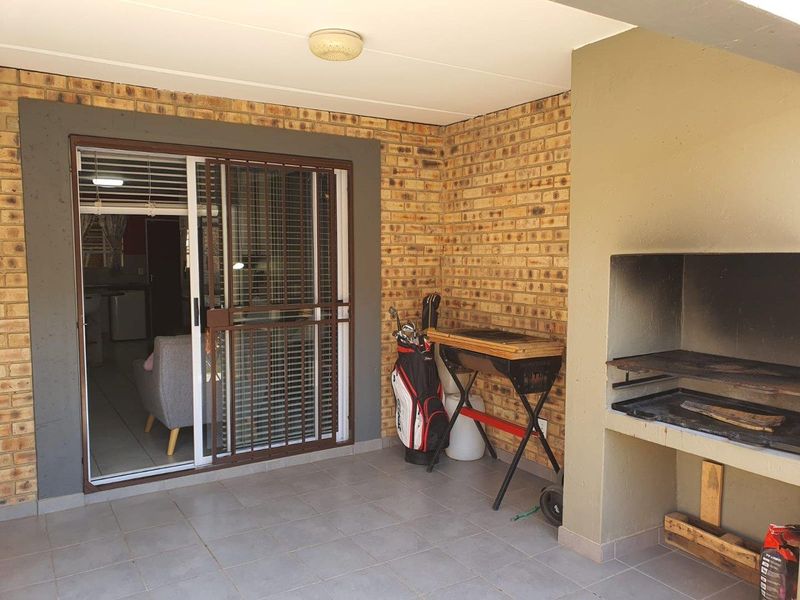 Townhouse Rental Monthly In Roodepoort - Photo 1