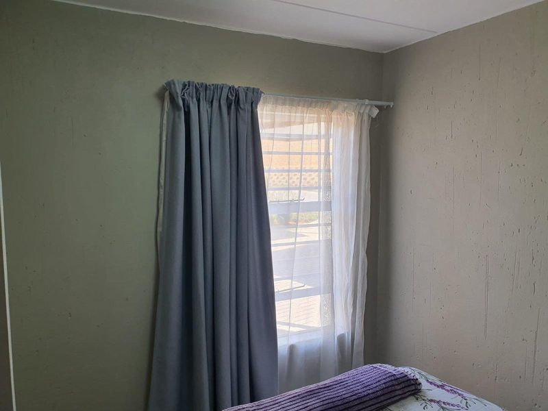 Townhouse Rental Monthly In Roodepoort - Photo 5