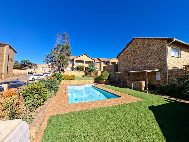 Townhouse For Sale In Randburg - Photo 2