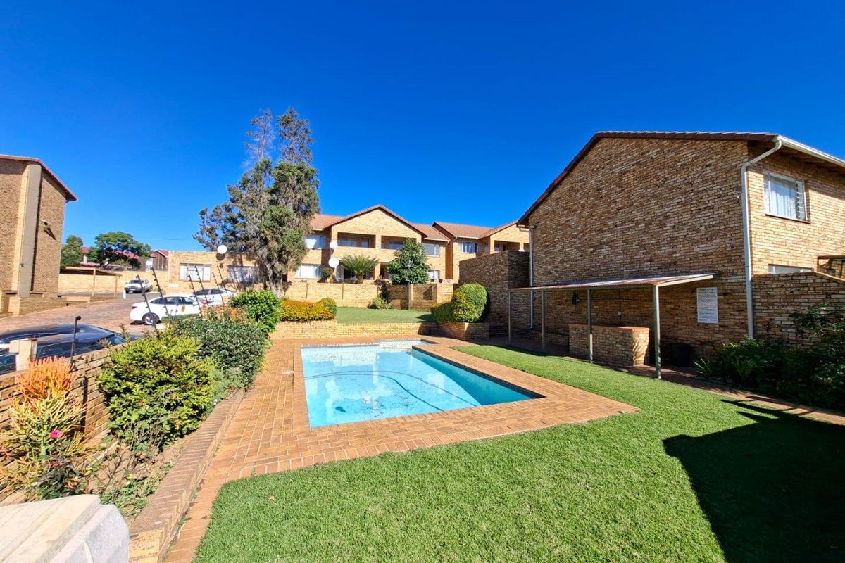 Townhouse For Sale In Randburg - Photo 2