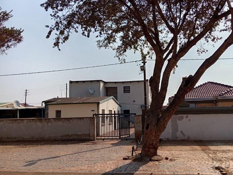 House For Sale In Soweto - Photo 1