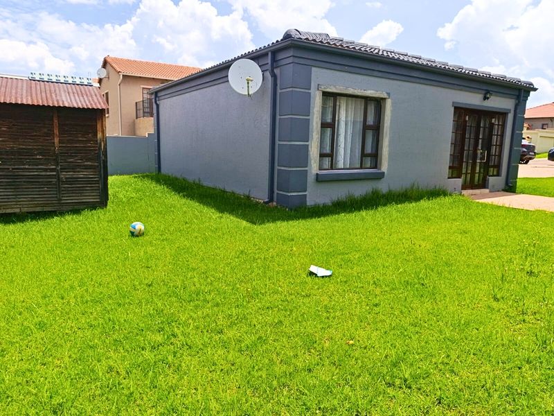 Townhouse Rental Monthly In Midrand - Photo 2