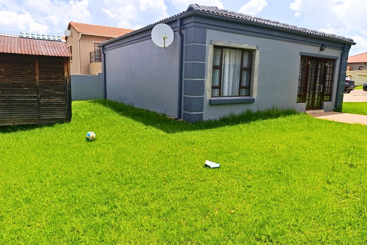Townhouse Rental Monthly In Midrand - Photo 2