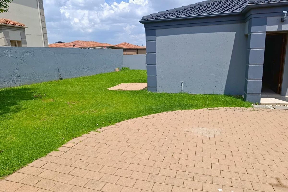 Townhouse Rental Monthly In Midrand - Photo 3
