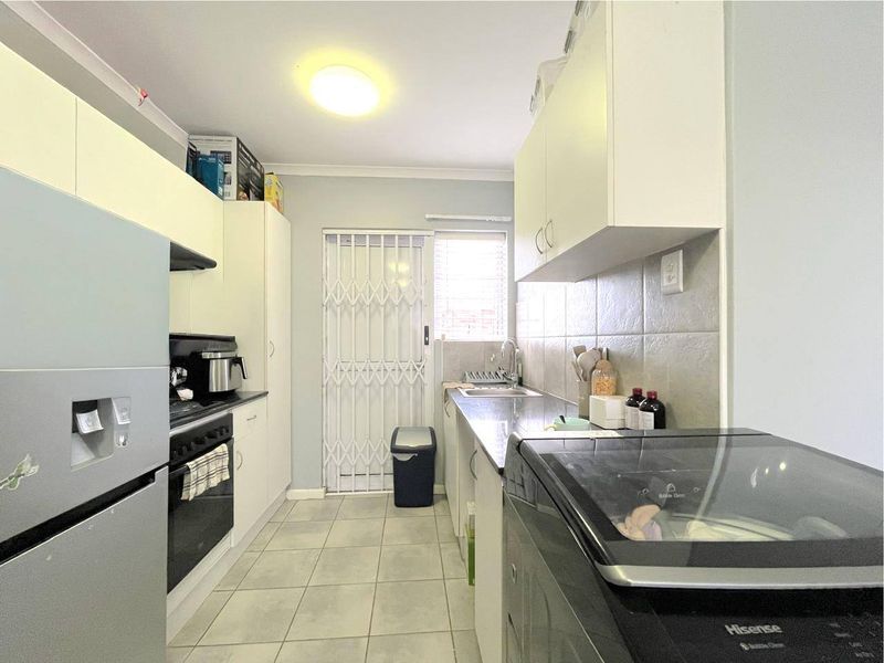 Townhouse For Sale In Port Elizabeth - Photo 5