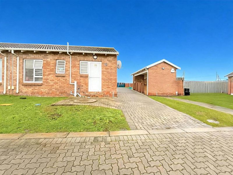 Townhouse For Sale In Port Elizabeth - Photo 2