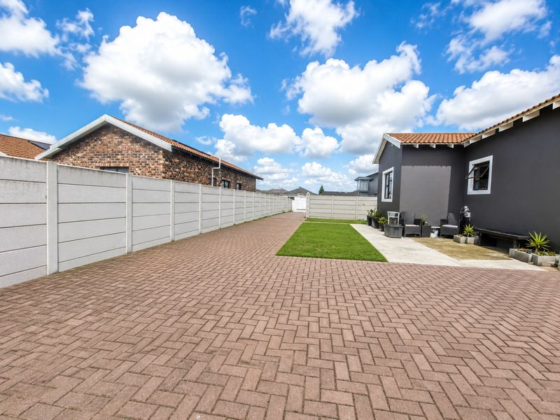 House For Sale In Port Elizabeth - Photo 2