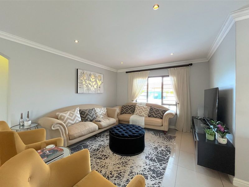 Townhouse Rental Monthly In Port Elizabeth - Photo 2