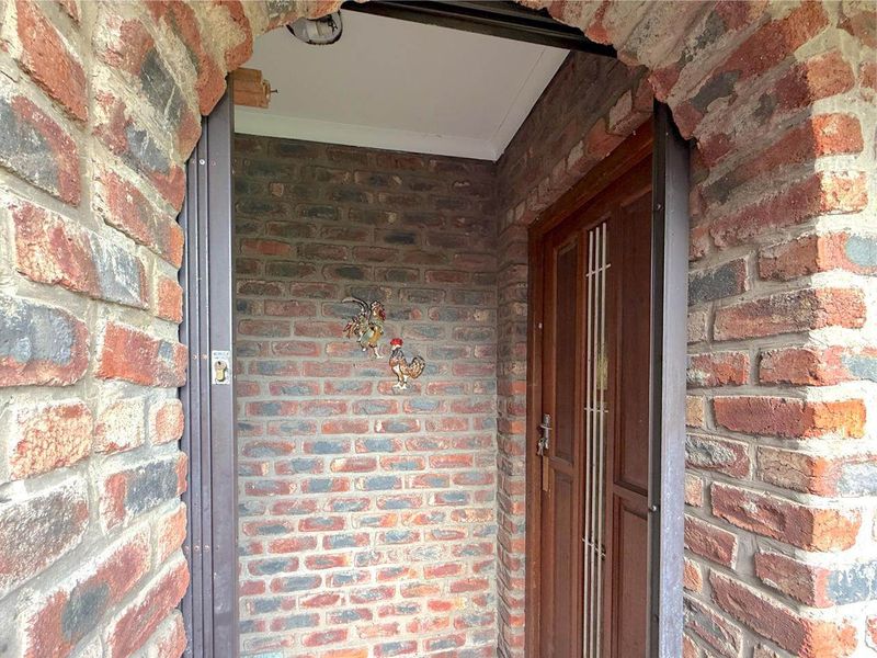 House Rental Monthly In East London - Photo 2