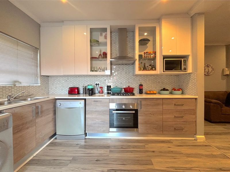 House Pending Sale In Port Elizabeth - Photo 8