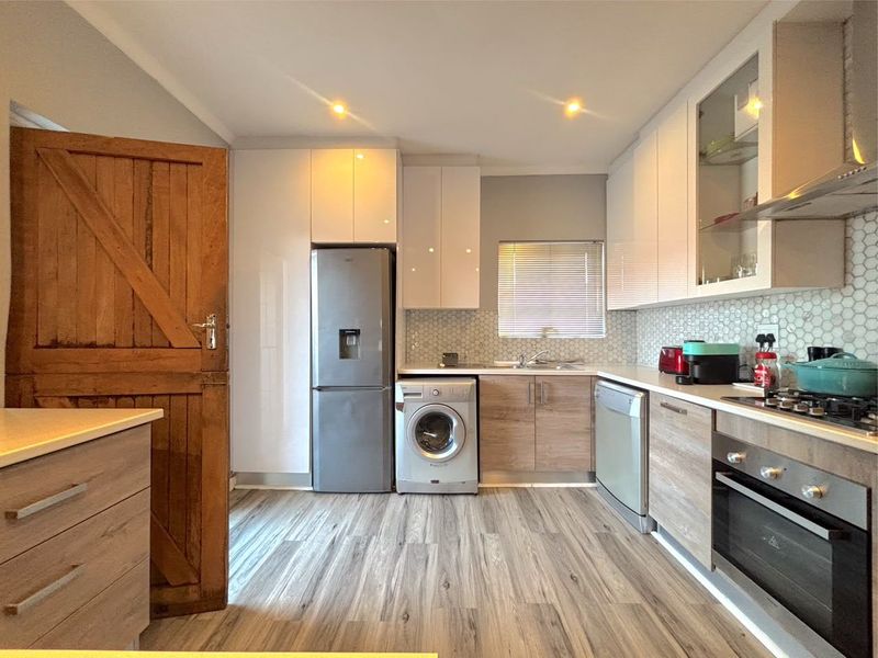 House Pending Sale In Port Elizabeth - Photo 7