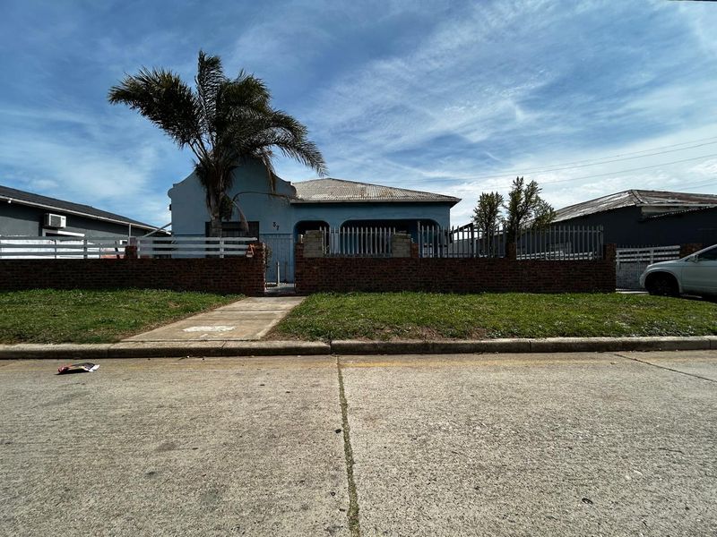 House For Sale In Port Elizabeth - Photo 2