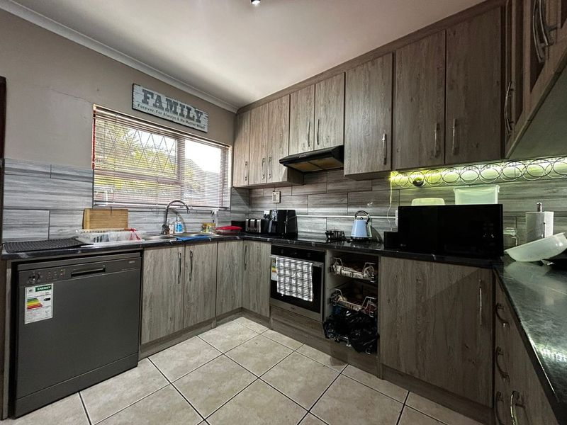 House Pending Sale In Port Elizabeth - Photo 6