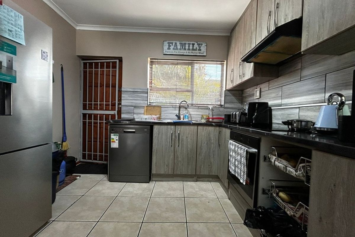 House Pending Sale In Port Elizabeth - Photo 5
