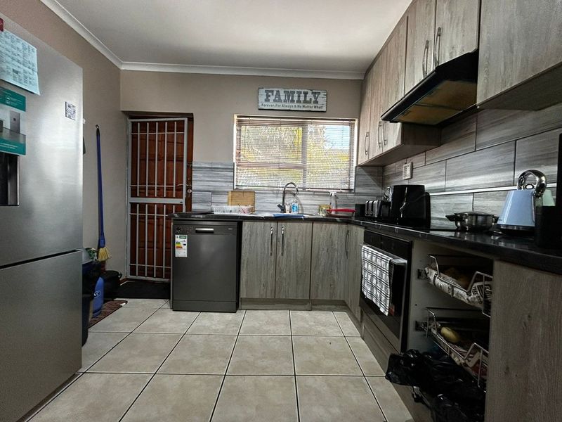 House Pending Sale In Port Elizabeth - Photo 5