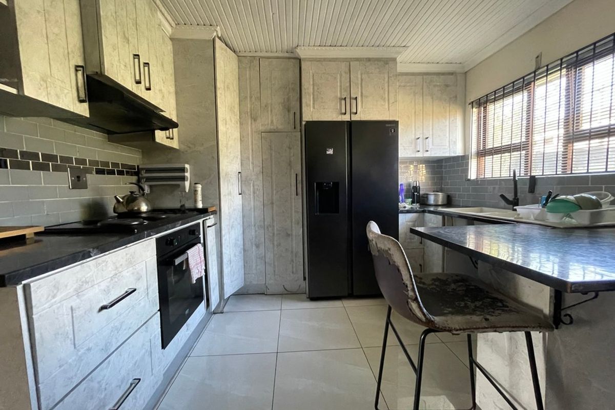 House For Sale In East London - Photo 4
