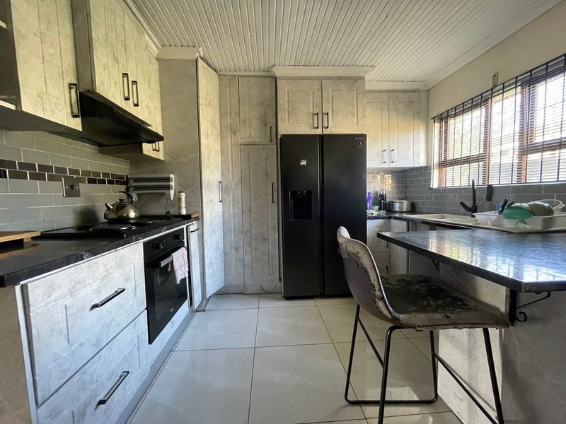 House For Sale In East London - Photo 4
