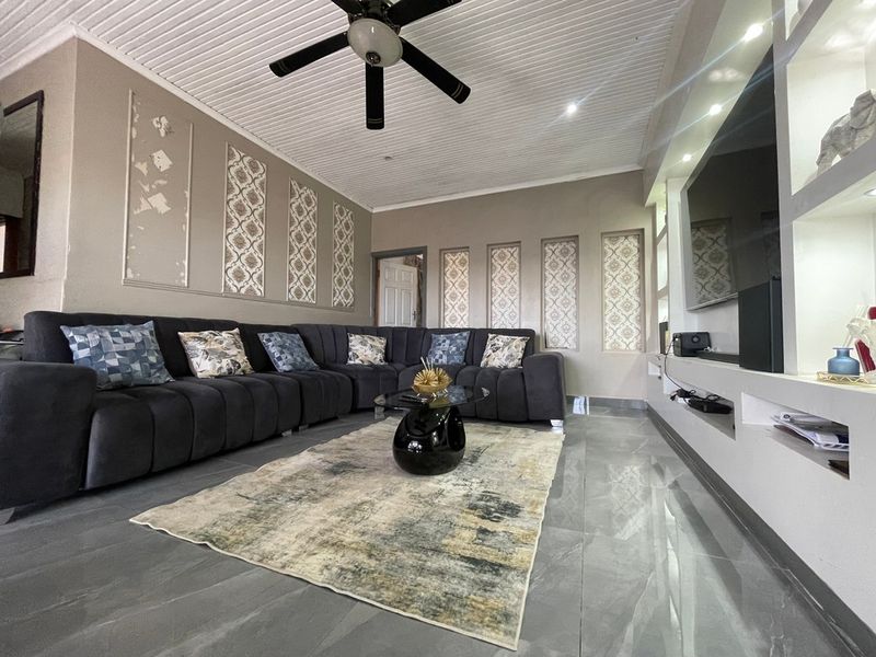 House For Sale In East London - Photo 2