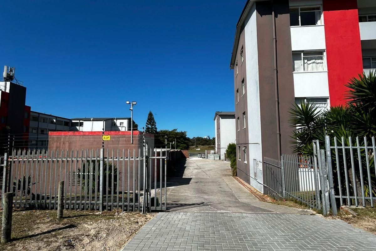 Apartment For Sale In Port Elizabeth - Photo 2