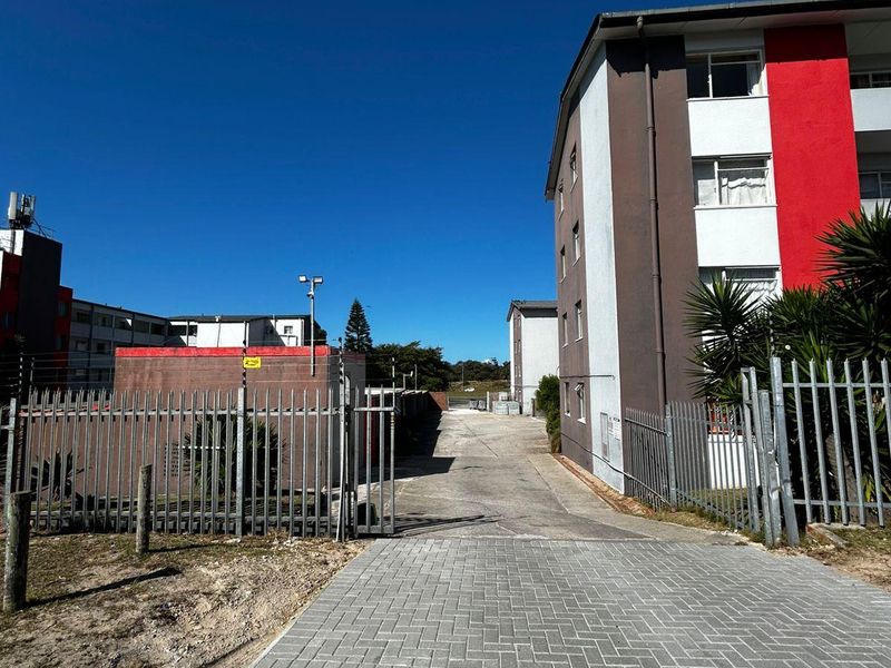 Apartment For Sale In Port Elizabeth - Photo 2