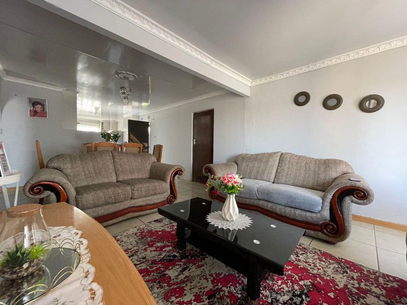 House For Sale In East London - Photo 2