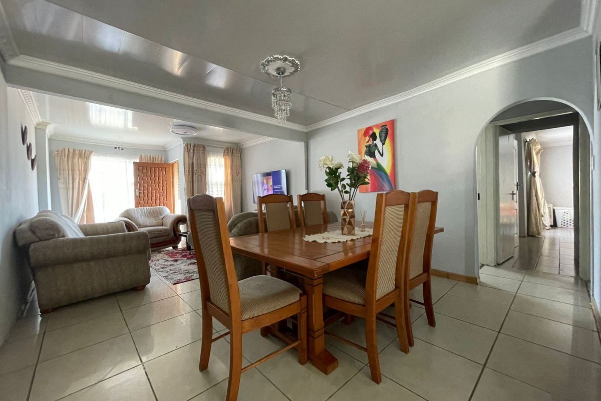 House For Sale In East London - Photo 3