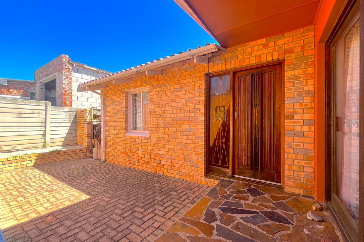 House Pending Sale In Port Elizabeth - Photo 2