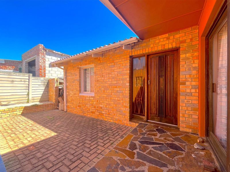 House Pending Sale In Port Elizabeth - Photo 2