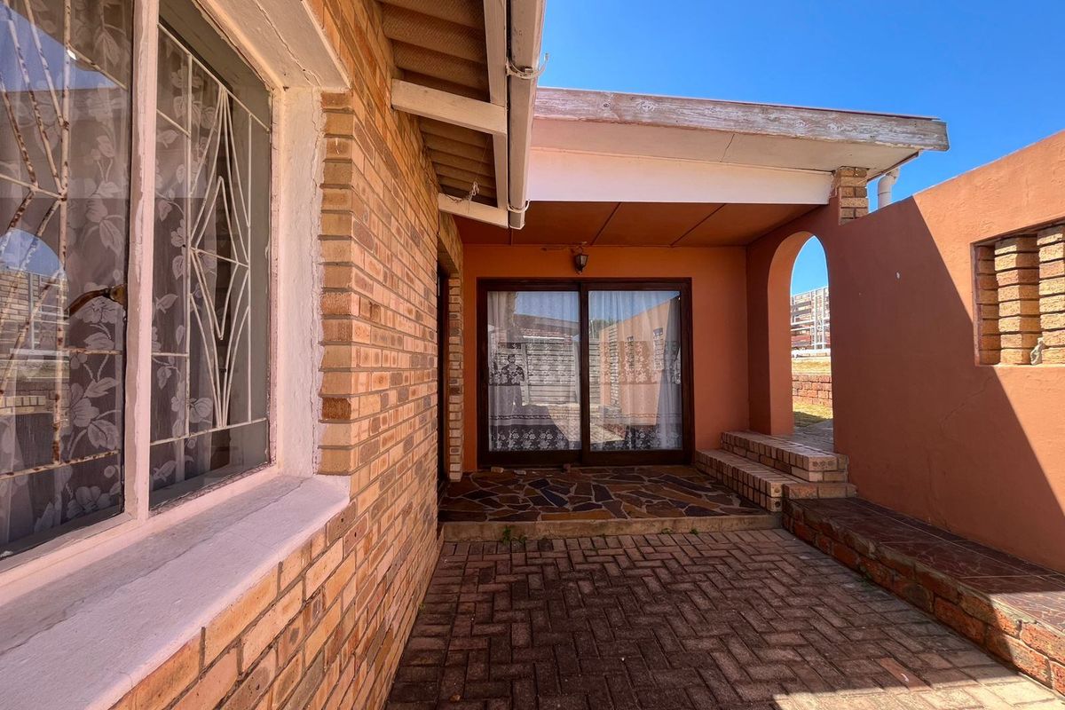 House Pending Sale In Port Elizabeth - Photo 3
