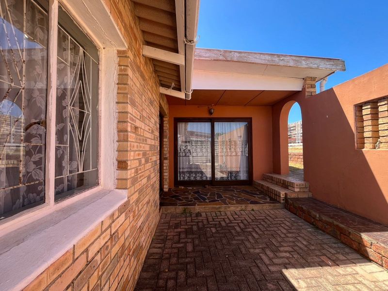 House Pending Sale In Port Elizabeth - Photo 3