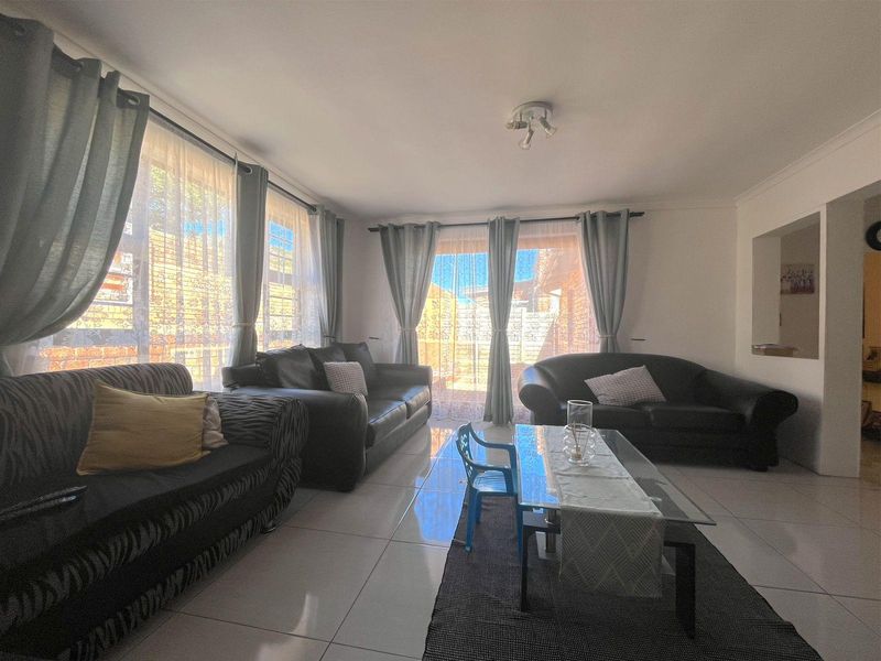 House Pending Sale In Port Elizabeth - Photo 9