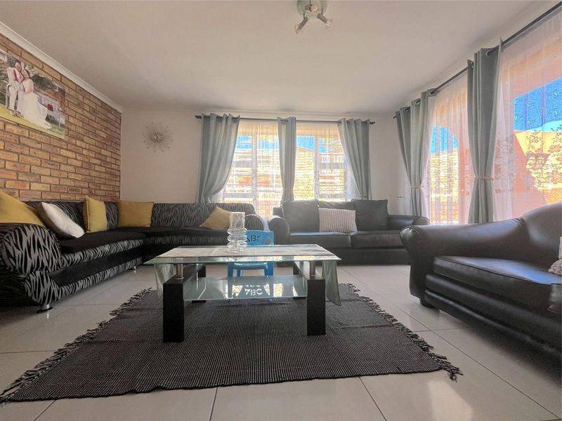 House Pending Sale In Port Elizabeth - Photo 8