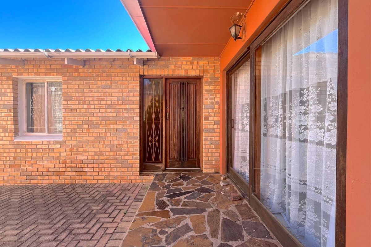 House Pending Sale In Port Elizabeth - Photo 4